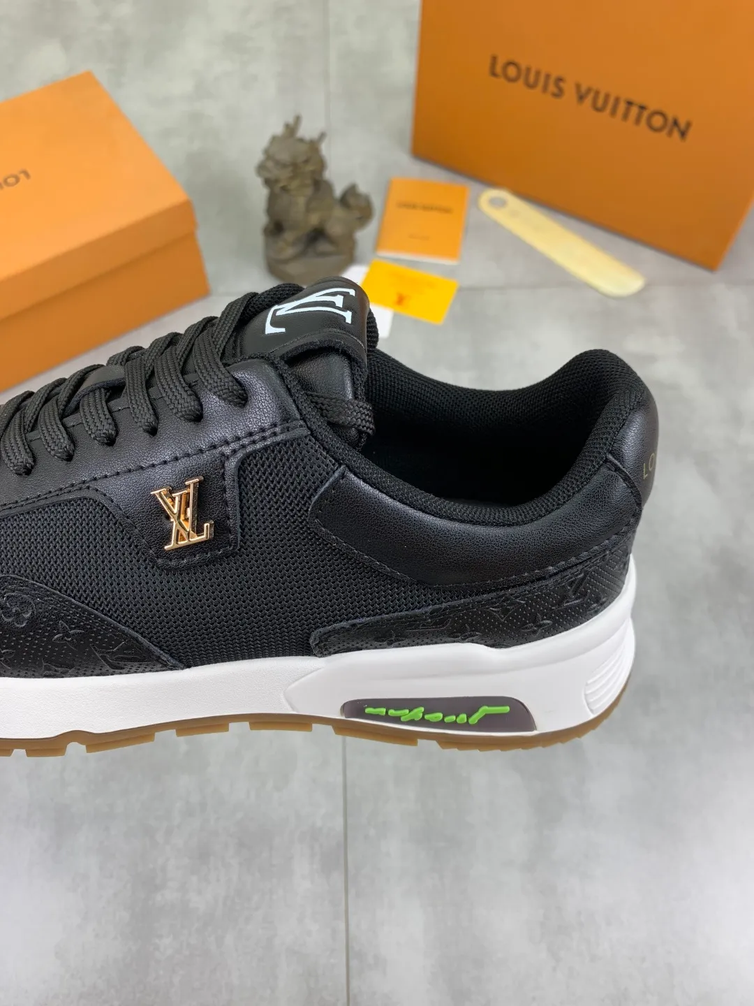 Men's Men's Shoes 💰P440💰【New Style】Yangli🆘 💭💭New model launched【LOUlS VUlTTON】Louis Vuitton's new low-top men's shoes, high quality, support inspection! This style comes from Italy with a variety of styles, very energetic and creative, giving people a comfortable and atmospheric visual impact❗Synchronization, the upper is made of silk calfskin with original LV, imported soft sheepskin lining🐑Purely hand-stitched; LV original rubber outsole 2️⃣color options available Size: 38~44